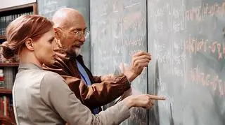 Główna aktorka drugoplanowa Jessica Chastain w towarzystwie konsultanta naukowego Kipa Thorna. W filmie zastępuje go Michael Cain jako profesor Brand