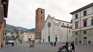 Głowny plac Pietrasta, a w tle katedra Sant'Agostino