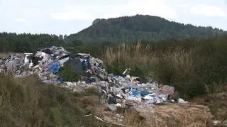 Góra śmieci w szczerym polu
