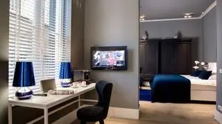 Goście śpią w byłych celach, które urządzone są w nowoczesnym stylu