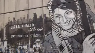 Graffiti Leili Khaled na murze w Zachodnim Brzegu