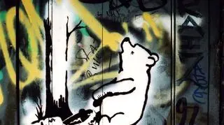 Graffiti przedstawia Kubusia Puchatka z nogą w potrzasku i znajduje się w Bristolu, rodzinnym mieście Banksy'ego