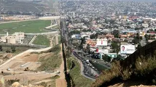 Granica pomiędzy amerykańskim San Diego (L) i meksykańską Tijuaną (P)