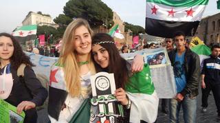 Greta Ramelli (L) i Vanessa Marzullo (P) w czasie demonstracji poparcia dla Syrii w Rzymie