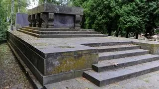 Grób Juliana Marchelwskiego na Powązkach (wikipedia.org)
