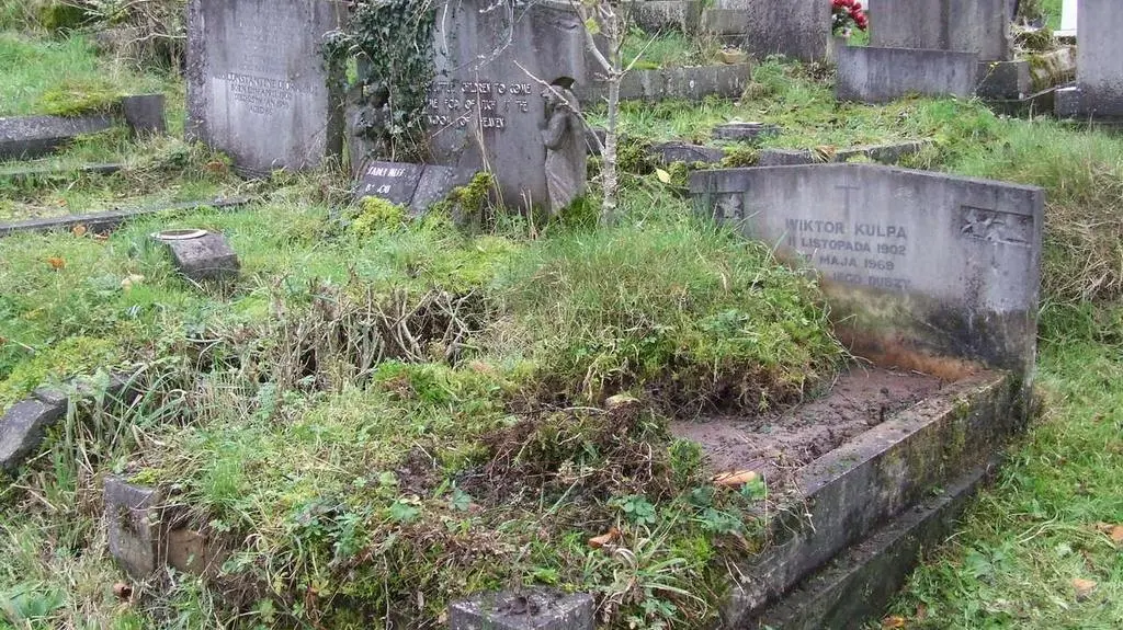 Groby nie były sprzątane od lat