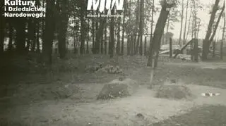 Groby zbiorowych pochówków polskich żołnierzy. Zdjęcie z 10 września 1939 roku