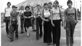 Grupa młodych fotoreporterów przed Salą Widowiskowo-Sportową Areną w latach 70