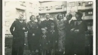 Grupa osób przed budynkiem Gdyńskiej Spółdzielni Mieszkaniowej, ul. Okrzei 2, II połowa lat 30. XX w.