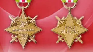 Gwiazda Afganistanu. Na rewersie napis "Paci servio" - Służę pokojowi (TVN24.pl)