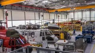 Hala zakładów Heli-One w Rzeszowie. Widać cały szereg maszyn z rodziny Super Puma (H225 to ich powiększona wersja rozwojowa)