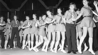 Harcerze w czasie imprezy kończącej akcję "Zima 75" w Sali Widowiskowo-Sportowej Arena