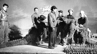 Haruo Nakajima (drugi z lewej) na planie filmu "Godzilla kontratakuje" (1955)