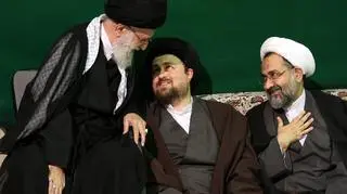 Hasan Chomeini w środku