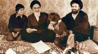 Hasan (z lewej) ze swoim dziadkiem, bratem i ojcem Ahmadem (z prawej)