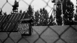 Hasło na dachu hali stoczniowej: „Człowiek rodzi się i żyje wolnym”