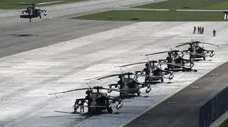 Helikoptery sojuszników z NATO w bazie Lielvarde w czasie ćwiczeń na Łotwie