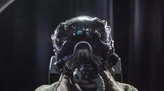 Hełm pilota F-35 jest obecnie najbardziej skomplikowanym urządzeniem tego rodzaju. Docelowo ma umożliwiać swobodne patrzenie "przez" kadłub maszyny, dzięki systemowi kamer zamontowanych na samolocie