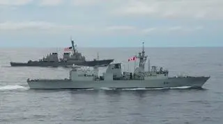 HMCS Ottawa (na pierwszym planie) przepłynął Cieśninę Tajwańską
