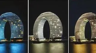 Hotel, dzięki zainstalowanym w fasadzie żarówkom LED, po zmroku mieni się różnymi kolorami