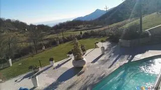 Hotelowy basen, widok na góry