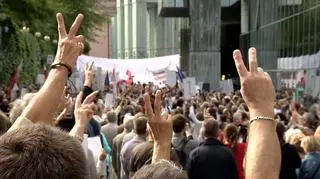 Hundreds gathered in front of the Supreme Court building. People sang the Polish anthem and shouted: "Constitution"