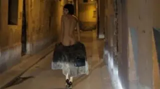 ...i speceruje nocą po Rue du Pont Neuf w stolicy Francji