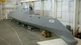 Inne ujęcie jednostki eksperymentalnej Sea Jet. Widac wyraźnie oryginalne kształty kadłuba, które są niemal idealną kopią kształtów Zumwaltów. Dziwna wystająca "broda" to obudowa sonaru