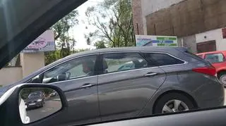 Internauci rozpoznali w aucie swojego wiceburmistrza