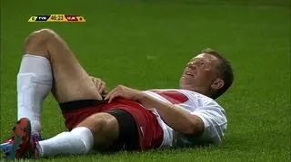 Ireneusz Raś pada na murawę 