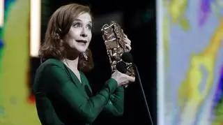 Isabelle Huppert  z Cezarem za rolę w "Elle" 