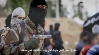 Islamista grozi więźniom bronią