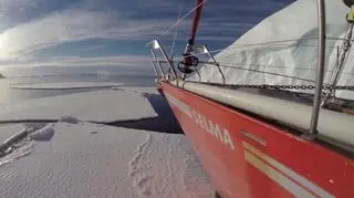 Jacht musi przedrzeć się przez lód między oceanem a morzem