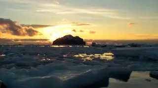 Jacht płynie ku Zatoce Wielorybów