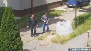 Jak podaje policja, mężczyźni udawali kominarzy