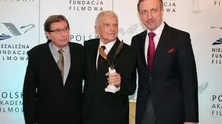 Janusz Gajos i Bogdan Zdrojewski z laureatem Januszem Morgensternem/PAP/Paweł Supernak
