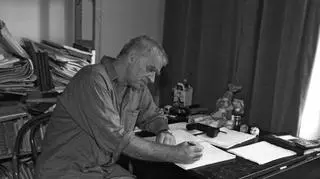 Janusz Głowacki w swoim mieszkaniu przy ul. Bednarskiej (1997 rok)