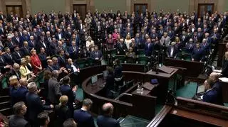 Janusz Korwin-Mikke nie wstał i nie bił braw po odczytaniu przez marszałek Izby treści uchwały 