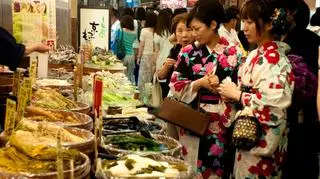 Japonki na targu ubrane w yukata (letnie kimono)