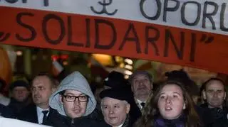 Jarosław Kaczyński i Antoni Macierewicz podczas comiesięcznego "marszu pamięci" (PAP)