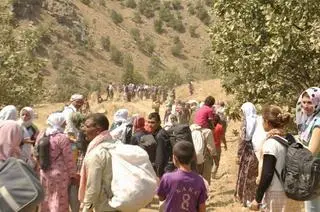 To są jazydzi z miejscowości Sinjar uciekają w gory przed zagrożeniami terrorystycznymi. To  zdjęcia zrobione w gorach Sinjar
