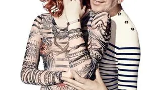 Jean Paul Gaultier z modelką Karen Elson w swoich najbardziej kultowych projektach - w bluzkach w paski i ze wzorem tatuaży, które tej jesieni włączył do autorskiej kolekcji dla szwedzkiej sieciówki Lindex