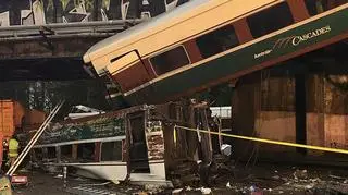 Jeden wagon pociągu Amtrak spadł na autostradę