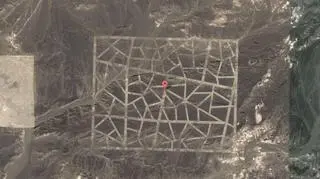 Jeden z malunków mający służyć do kalibraci satelit fotograficznych (Fot. Google Maps)