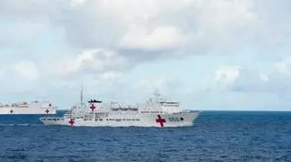 Jeden z najbardziej oryginalnych nowych uczestników, chiński okręt szpitalny "Arka Pokoju". W tle amerykański odpowiednik USNC Mercy