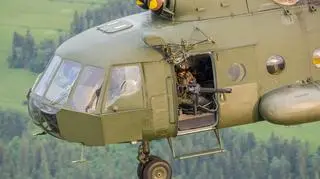 Jeden z najnowszych Mi-17. Widać dodatkowe płyty opancerzenia na dziobie. W drzwiach strzelec z karabinem napędowym, popularnie nazywanym "minigunem". To bardzo rzadki widok w polskim wojsku