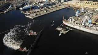 Jeden z okrętów typu Ohio, USS West Virginia, wyprowadzany ze stoczni po remoncie. Zdjęcie daje pojęcie o rozmiarach tych jednostek