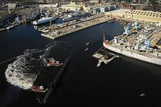 Jeden z okrętów typu Ohio, USS West Virginia, wyprowadzany ze stoczni po remoncie. Zdjęcie daje pojęcie o rozmiarach tych jednostek