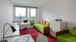 Jeden z pokoi nowootwartego akademika