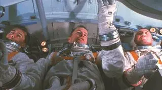 Jeden z Siódemki Mercury zginął w służbie NASA. Grissom (P) był wyznaczony na dowódcę misji Apollo 1. Oni i jego towarzysze zginęli tragicznie w pożarze podczas treningu w tej kapsule, w której wykonano to zdjęcie